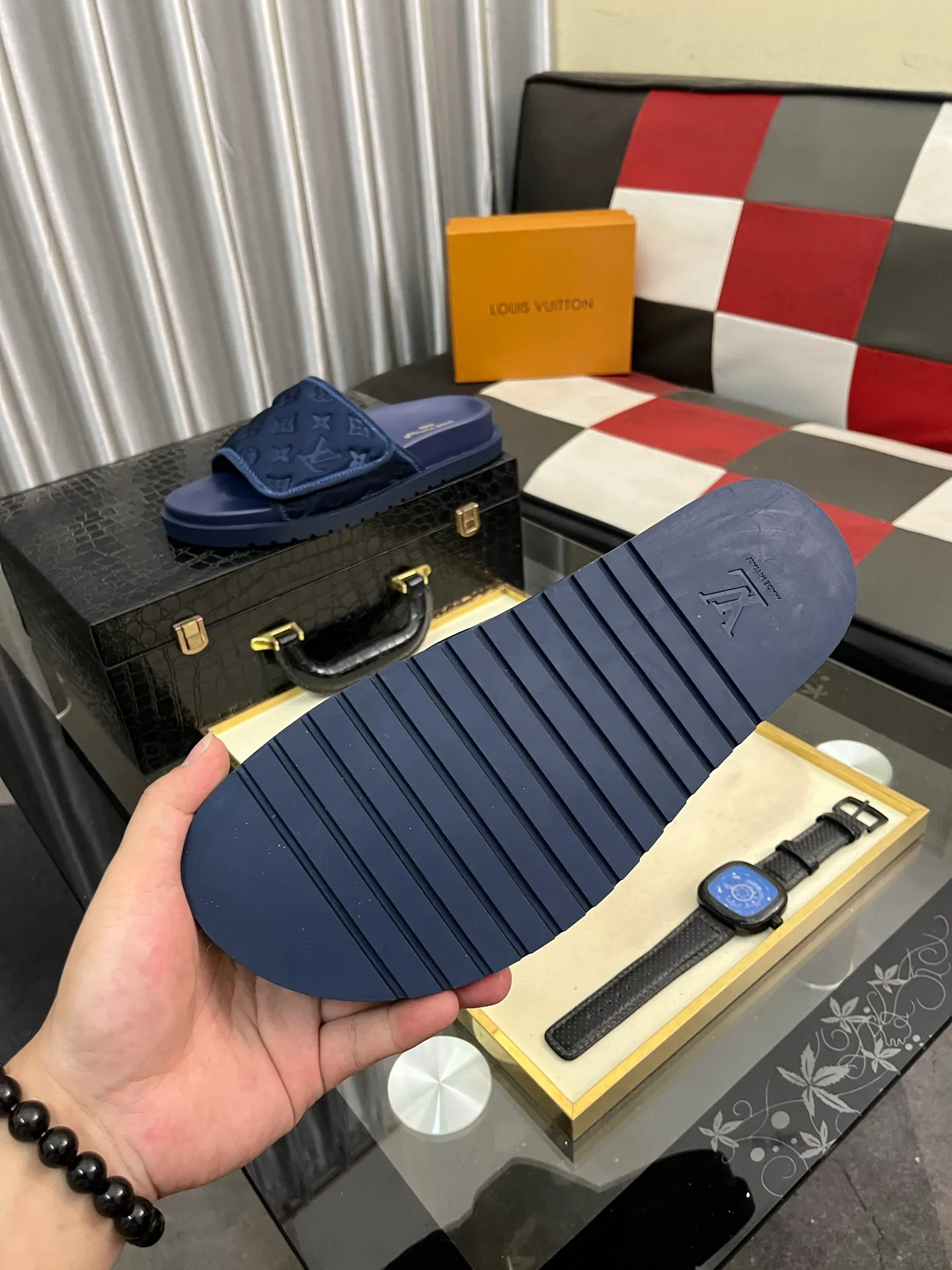 Men's men's shoes💰320⌚️⌚️[Louis Vuitton LV slippers] (high-end cowhide) counter 1:1 fashion style summer must-have! The designer used LV’s iconic outsole. The original simple slippers instantly become fashionable! The upper is made of flexible special cowhide leather straps alternately, and the workmanship is exquisite! A must-have for stylish men in summer, size 38-44